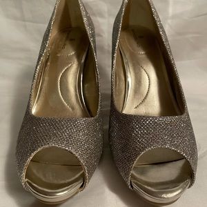 BANDOLINO Hold Peep Toe Size 7 Pump